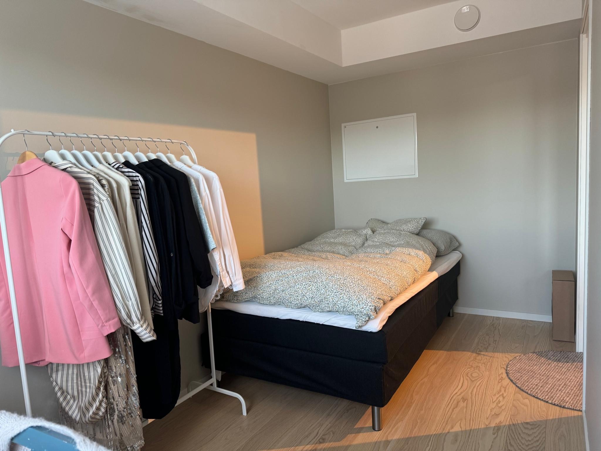 Romslig soverom med plass til dobbeltseng, garderobe og/eller en liten barneseng vedsiden av. 